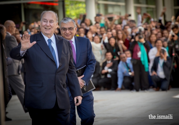 Mawlana Hazar Imam waves to the Jamat gathered outside the George R. Brown Convention Center in Houston after the last Mulaqat 